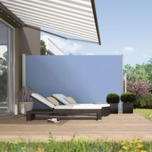 représentation d'une terrasse avec des chaises longues, une cloison bleue et une toile de protection rayée au-dessus.