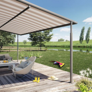 représentation d'une terrasse avec une surstructure, dessus rayé beige et blanc, vue sur un espace vert et un étang.