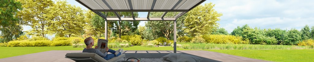 Scène extérieure avec une surdachung et deux personnes relaxant sous une structure. Arrière-plan verdoyant. Scène extérieure avec une surdachung et deux personnes relaxant sous une structure. Arrière-plan verdoyant.