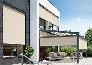 Vue d'une maison moderne avec des fenêtres et une structure de terrasse en couleur beige. 