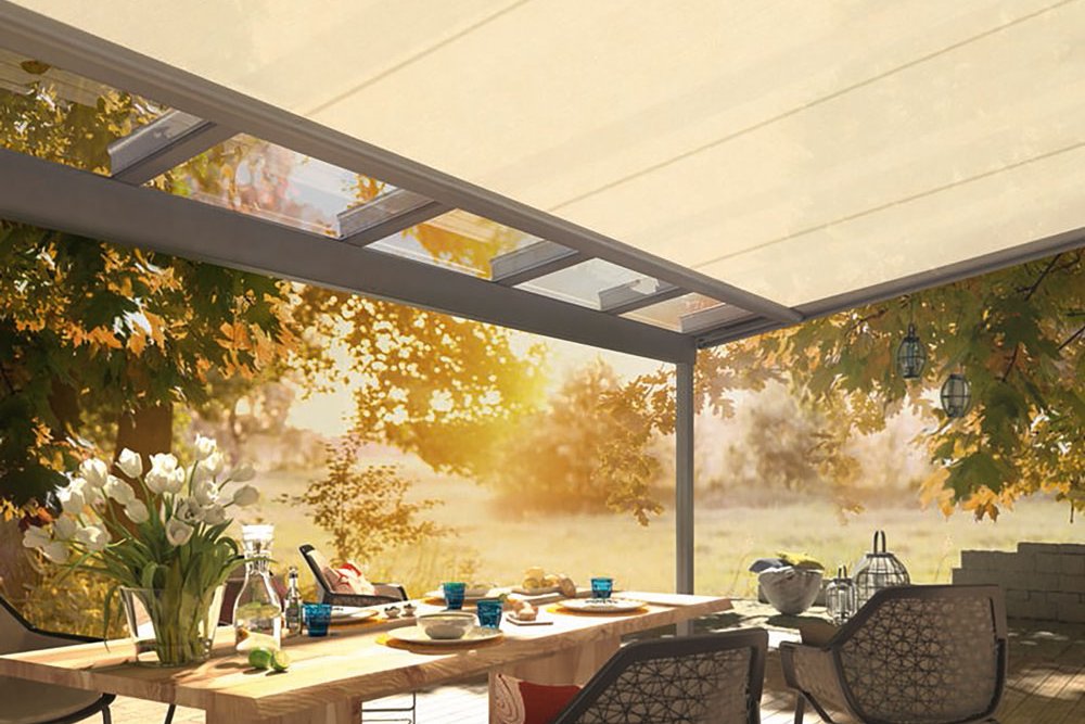 représentation d'une terrasse sous une couverture beige, avec des éléments végétaux en arrière-plan et un éclairage chaleureux. représentation d'une terrasse sous une couverture beige, avec des éléments végétaux en arrière-plan et un éclairage chaleureux.