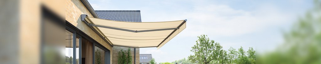Marquise beige avec un design rectangulaire, se déployant au-dessus d'une terrasse.