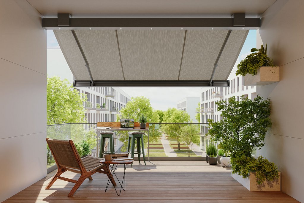 Balcon avec une terrasse en bois, une structure de protection et des plantes vertes en pot. Balcon avec une terrasse en bois, une structure de protection et des plantes vertes en pot.