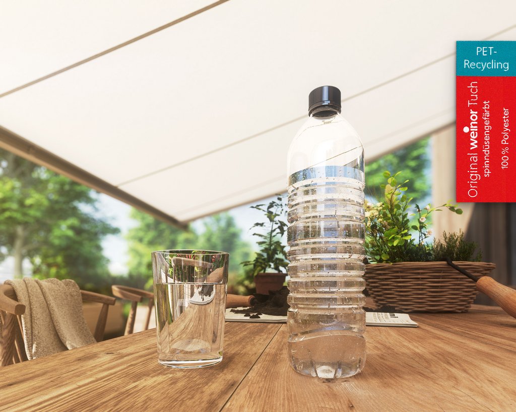 Bouteille d'eau en plastique et verre sur une table en bois, sous un abri de protection. Bouteille d'eau en plastique et verre sur une table en bois, sous un abri de protection.