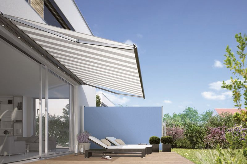 représentation d'une terrasse avec un auvent rayé blanc et gris, offrant de l'ombre. Ciel bleu clair en arrière-plan.