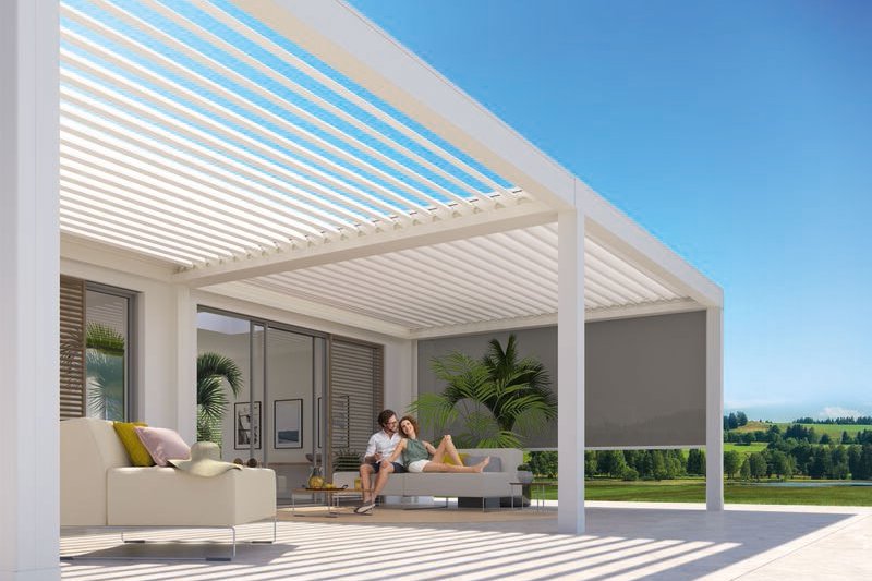 représentation d'une terrasse sous une structure en aluminium blanche avec un toit à lames orientables et un sol en béton. représentation d'une terrasse sous une structure en aluminium blanche avec un toit à lames orientables et un sol en béton.