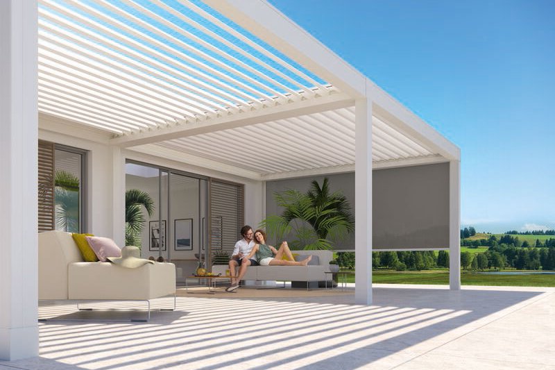 représentation d'une terrasse sous une structure en aluminium blanche avec un toit à lames orientables et un sol en béton. représentation d'une terrasse sous une structure en aluminium blanche avec un toit à lames orientables et un sol en béton.