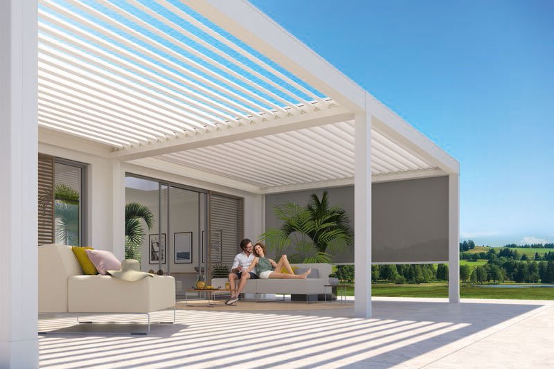 représentation d'une terrasse sous une structure en aluminium blanche avec un toit à lames orientables et un sol en béton.