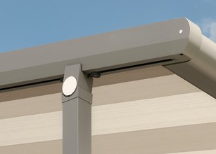 Détail d'une structure de marquise avec des motifs rayés et une finition grise sous un ciel bleu. 