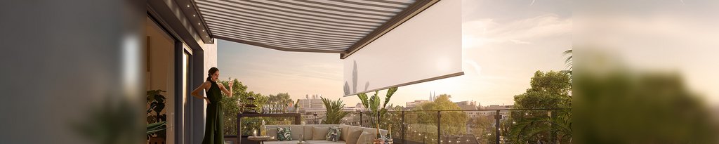 Image montrant une terrasse avec une grande toile d'ombrage à rayures, entourée de verdure.