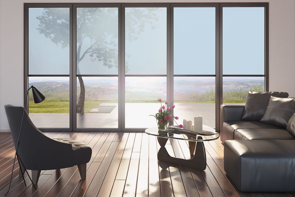 Intérieur moderne avec de grandes fenêtres, un fauteuil, une table basse et une vue sur un paysage extérieur. Intérieur moderne avec de grandes fenêtres, un fauteuil, une table basse et une vue sur un paysage extérieur.