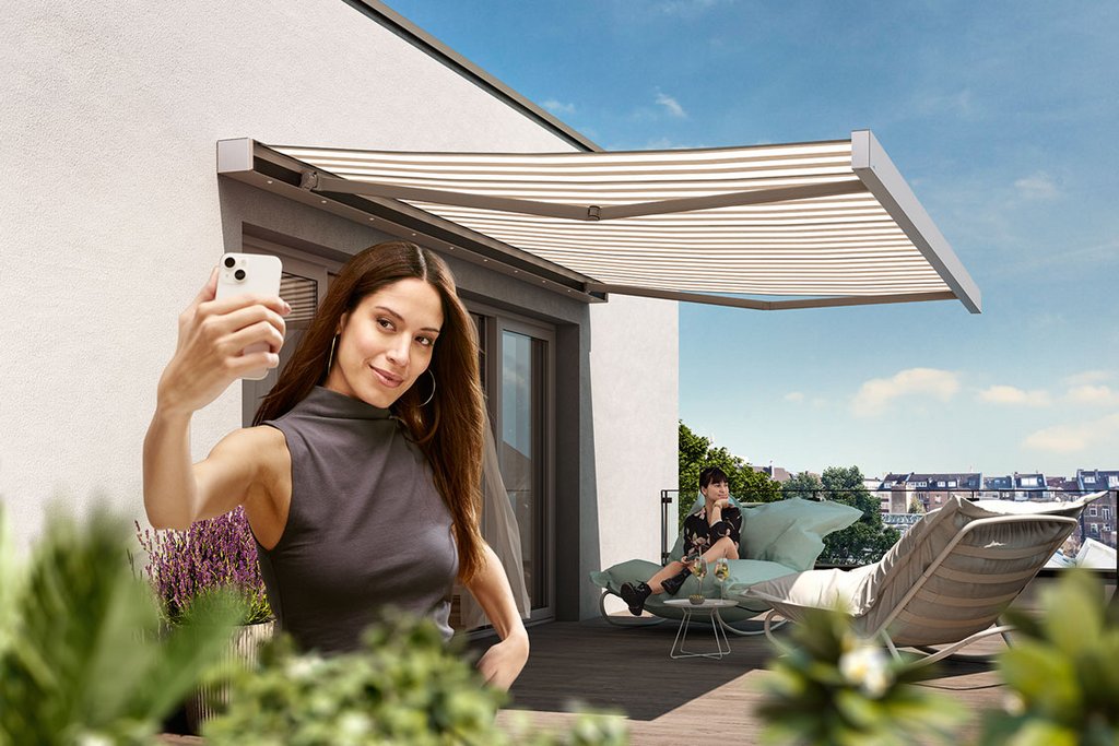Femme prenant un selfie sous une marquise, avec un extérieur verdoyant et un ciel bleu. Femme prenant un selfie sous une marquise, avec un extérieur verdoyant et un ciel bleu.