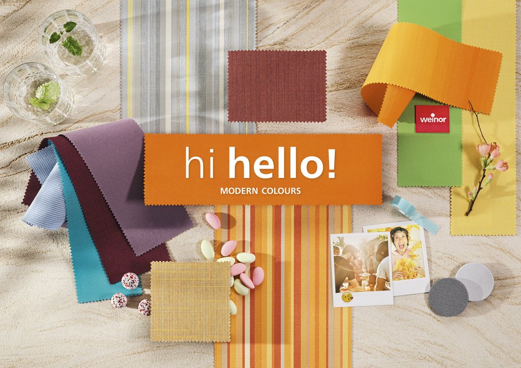 Tissus colorés disposés de manière artistique sur une surface beige, avec un texte en orange au centre.