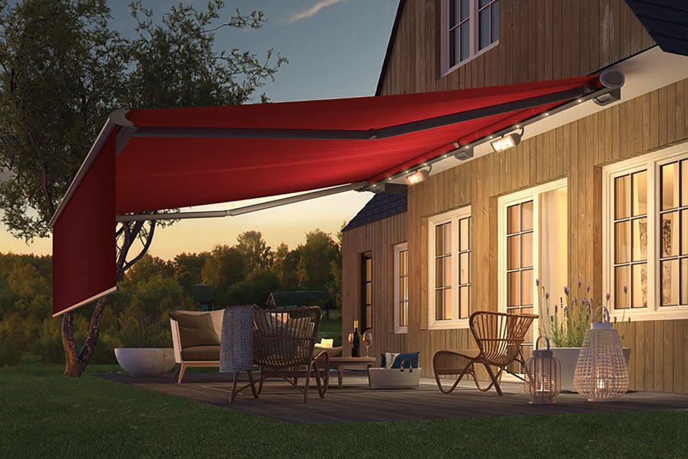 Une terrasse avec une surplombante rouge et des chaises, entourée d'arbres et d'une maison en bois. Une terrasse avec une surplombante rouge et des chaises, entourée d'arbres et d'une maison en bois.