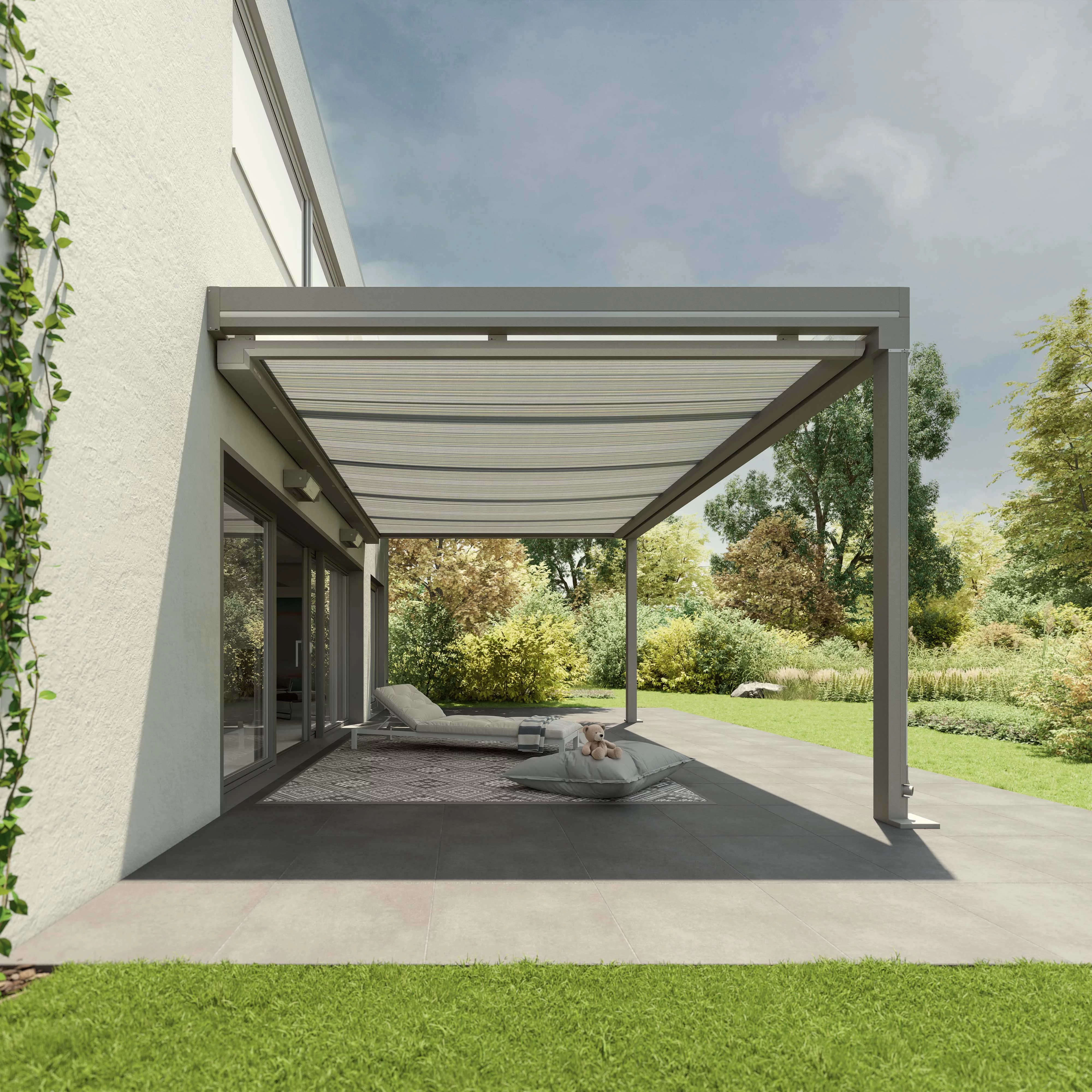 Terrasse avec une structure de type surplomb, tissu tendu, et un espace dégagé autour.