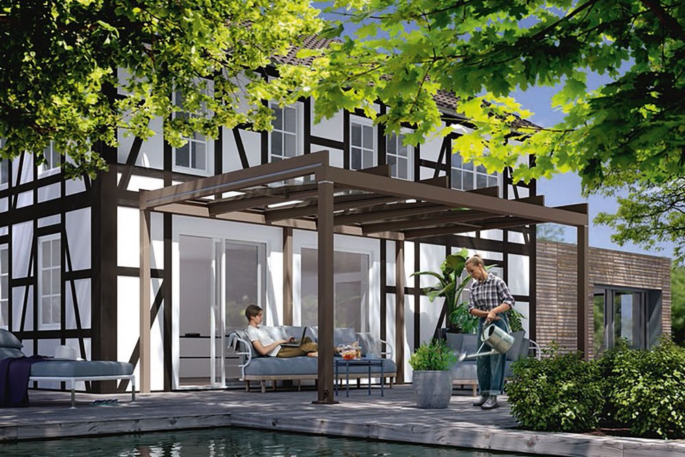Une terrasse avec une structure d'ombre, des plantes, et un bassin d'eau entouré d'une végétation luxuriante. Une terrasse avec une structure d'ombre, des plantes, et un bassin d'eau entouré d'une végétation luxuriante.