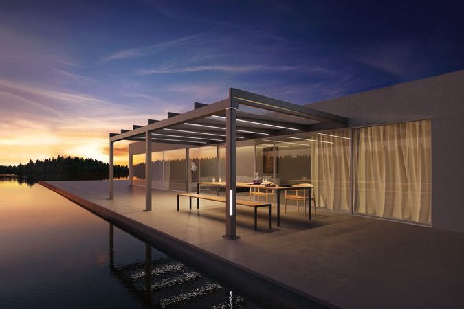Terrasse avec une surstructure élégante au bord de l'eau, éclairée par un coucher de soleil coloré.