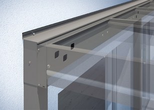 Détail d'une structure en aluminium avec des éléments transparents et une finition grise. 