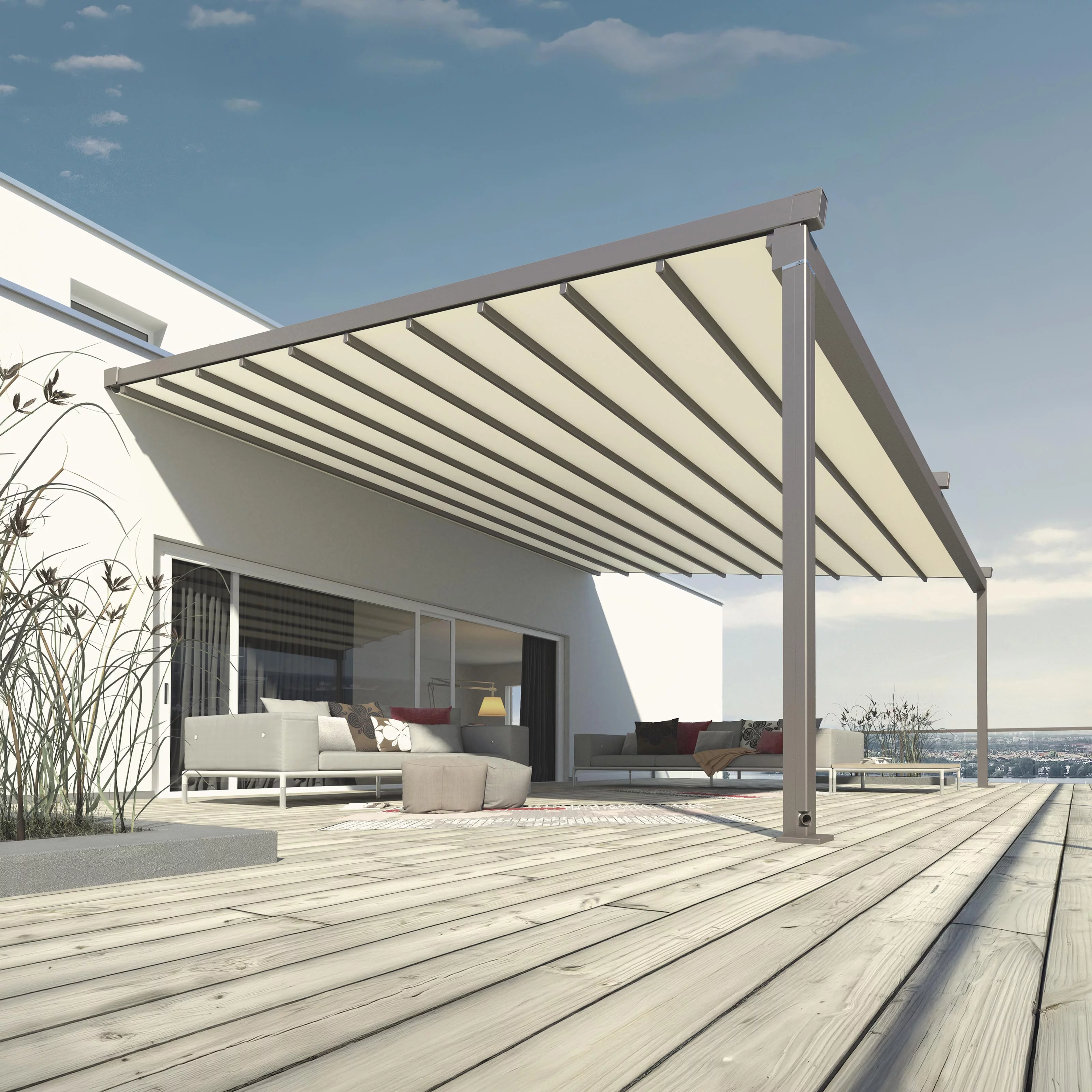 Une grande terrasse avec une suralimentation à toile blanche et structure en métal, sous un ciel bleu.