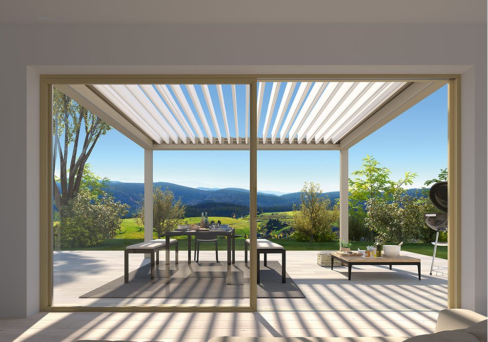 Vue d'une terrasse avec une surstructure en lames, entourée de verdure et d'un paysage de montagnes. Vue d'une terrasse avec une surstructure en lames, entourée de verdure et d'un paysage de montagnes.
