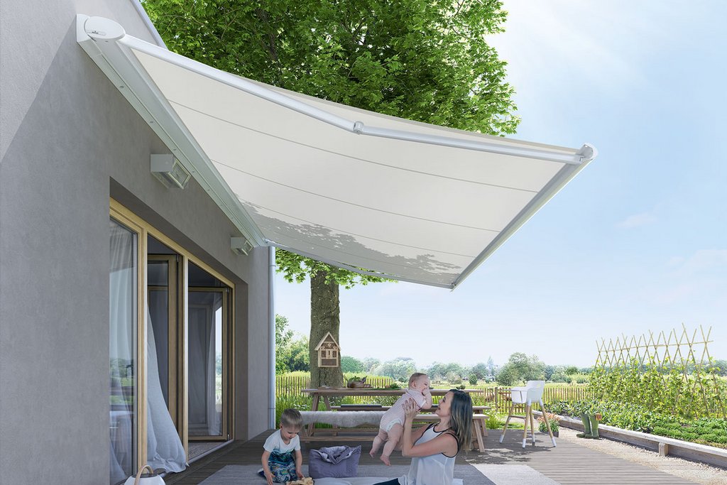 Image d'une terrasse avec une surplomb blanc, des personnes assises et un jardin en arrière-plan. Image d'une terrasse avec une surplomb blanc, des personnes assises et un jardin en arrière-plan.