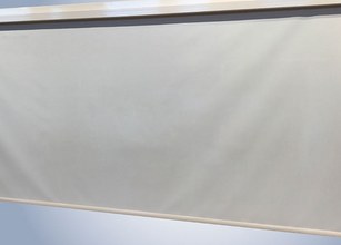 Tissu de protection solaire de couleur blanche, présentant une forme rectangulaire. 