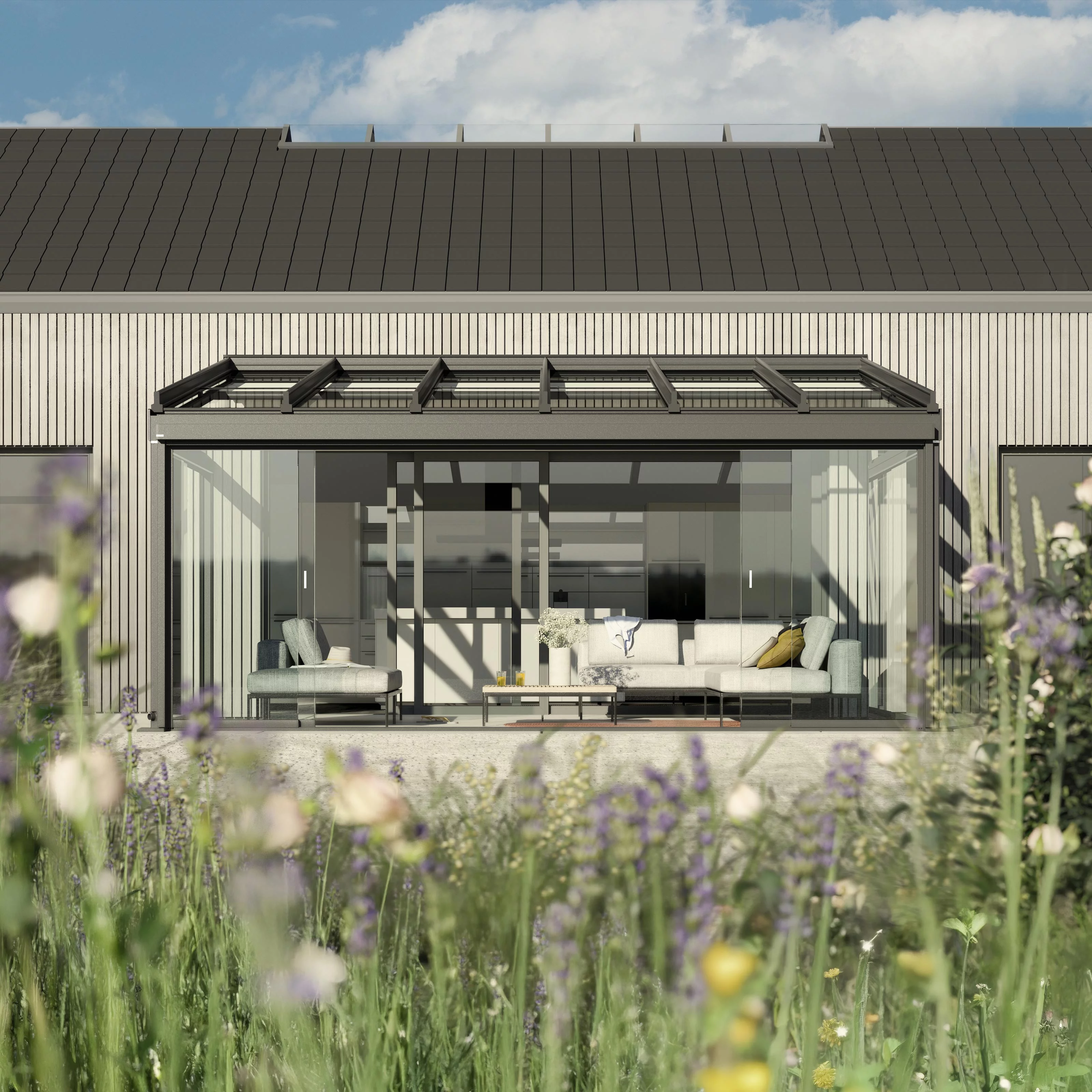 Maison moderne avec terrasse couverte et fenêtres en verre, entourée de verdure.