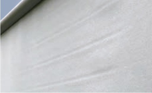 Tissu de couleur claire avec des plis, fixé sur une structure en hauteur. Tissu de couleur claire avec des plis, fixé sur une structure en hauteur.