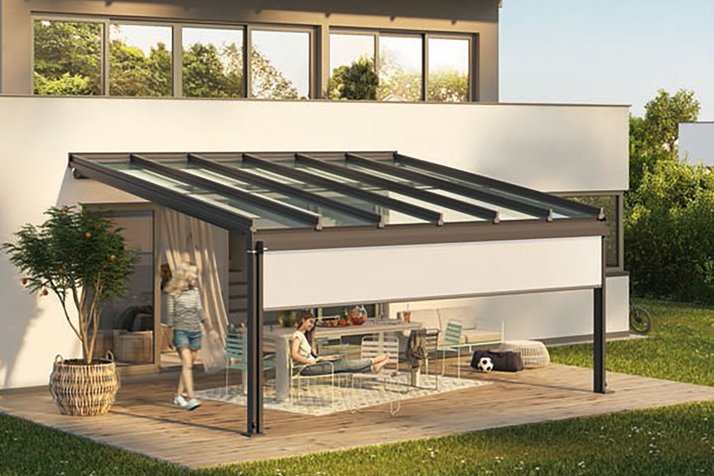 Terrasse avec une surélévation, structure moderne, toit en verre, ciel bleu en arrière-plan. Terrasse avec une surélévation, structure moderne, toit en verre, ciel bleu en arrière-plan.