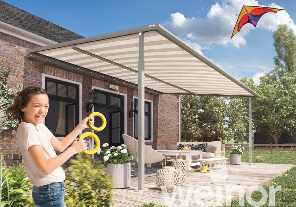 Store pergola toile Plaza Viva de weinor avec barre luminaire LED