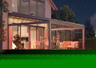 représentation d'une terrasse avec une structure en verre illuminée, mélange de couleurs chaudes et forme moderne. 