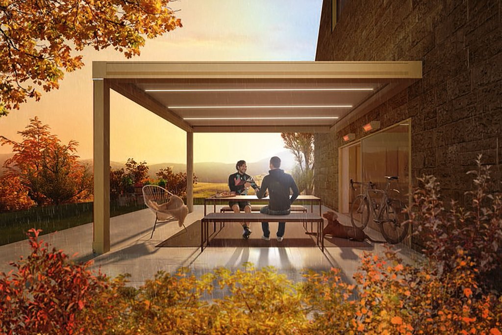 Une terrasse avec une surdachée, des personnes assises et un environnement automnal. Une terrasse avec une surdachée, des personnes assises et un environnement automnal.