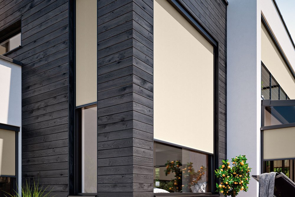 Une façade moderne avec des fenêtres, des marques et un design angulaire, dominée par des teintes claires et foncées. Une façade moderne avec des fenêtres, des marques et un design angulaire, dominée par des teintes claires et foncées.