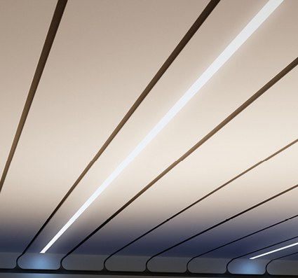 Plafond avec des lignes lumineuses et des formes ondulées, prédominance de couleurs neutres.