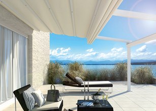 représentation d'une terrasse avec une couverture en tissu clair, vue sur un lac et un ciel bleu. 