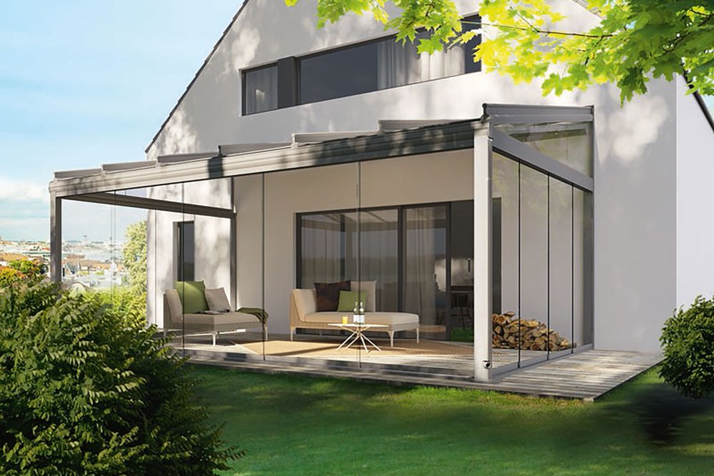 Terrasse avec surplomb, murs blancs, grandes fenêtres et verdure environnante sous un ciel dégagé. Terrasse avec surplomb, murs blancs, grandes fenêtres et verdure environnante sous un ciel dégagé.