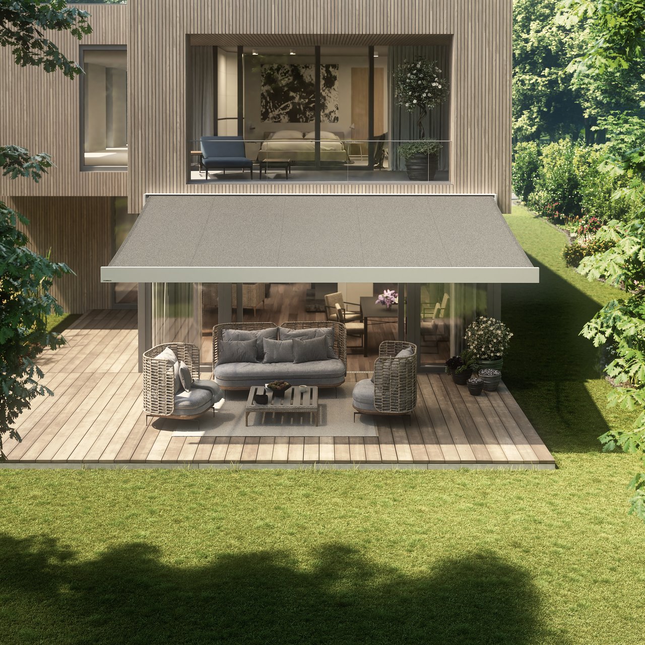 Vue d'une maison moderne avec une terrasse, une surélévation et une marquise grise.