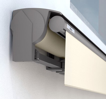 Un caisson de store gris avec un tissu beige roulant.