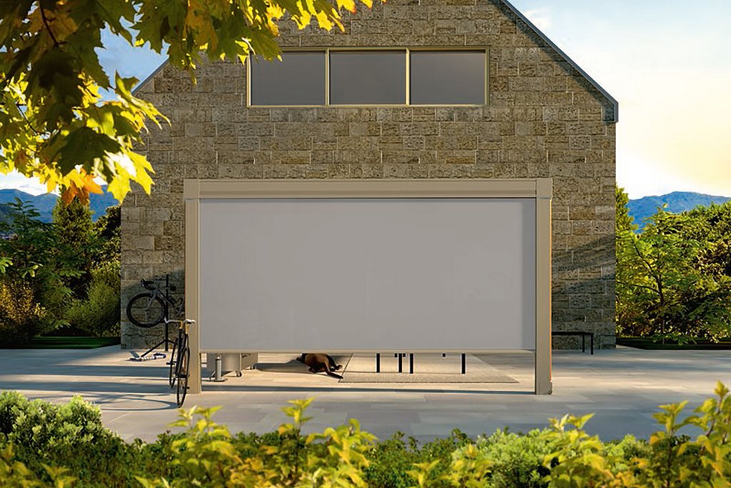 Maison en pierre avec une terrasse, équipée d'une couverture et entourée de verdure. Maison en pierre avec une terrasse, équipée d'une couverture et entourée de verdure.