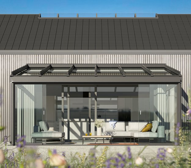 Terrasse avec une surélévation en verre, mobilier moderne et un toit en noir. 