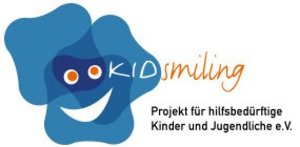 Logo coloré avec des formes abstraites et un visage souriant, dominé par le bleu et des accents orange.
