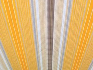 Tissu rayé dans des teintes de jaune, gris, et beige, présentant un design linéaire.