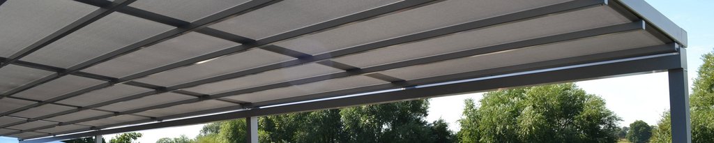 Überdachung mit rechteckigem Design und grauem Markisentuch, umgeben von grünem Ambiente. Überdachung mit rechteckigem Design und grauem Markisentuch, umgeben von grünem Ambiente.