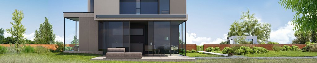 Maison moderne avec grandes fenêtres, éléments en verre et végétation environnante.