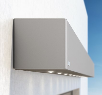 Markisenkasten in grauer Farbe mit integrierten LED-Spots, montiert an einer Wand.