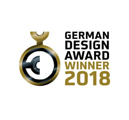 Logo gagnant du German Design Award 2018, principalement en noir et or, avec des formes circulaires.