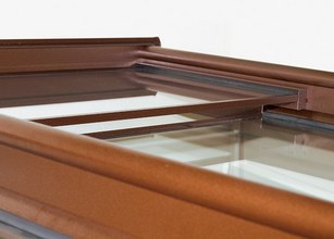 Élément en verre et métal de couleur brune, avec une forme rectangulaire. 