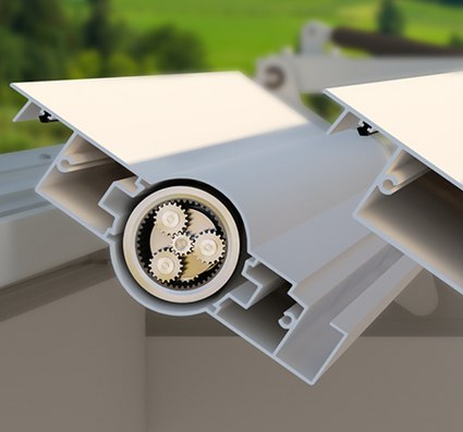 Coupe d'un caisson de store montrant un mécanisme à gears, couleur blanche sur fond verdoyant.