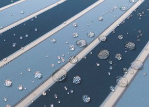 Gouttes d'eau sur une surface rayée bleu et gris. 