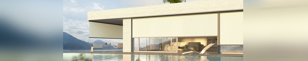 Vue d'une maison moderne avec un design épuré et des murs clairs près d'une piscine. Vue d'une maison moderne avec un design épuré et des murs clairs près d'une piscine.